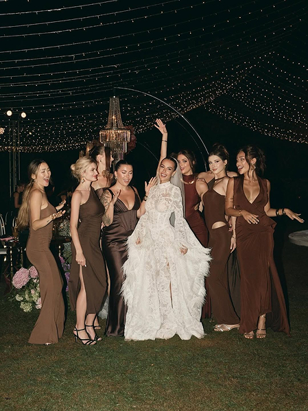 Пример дресс-кода для девушек - светлые платья