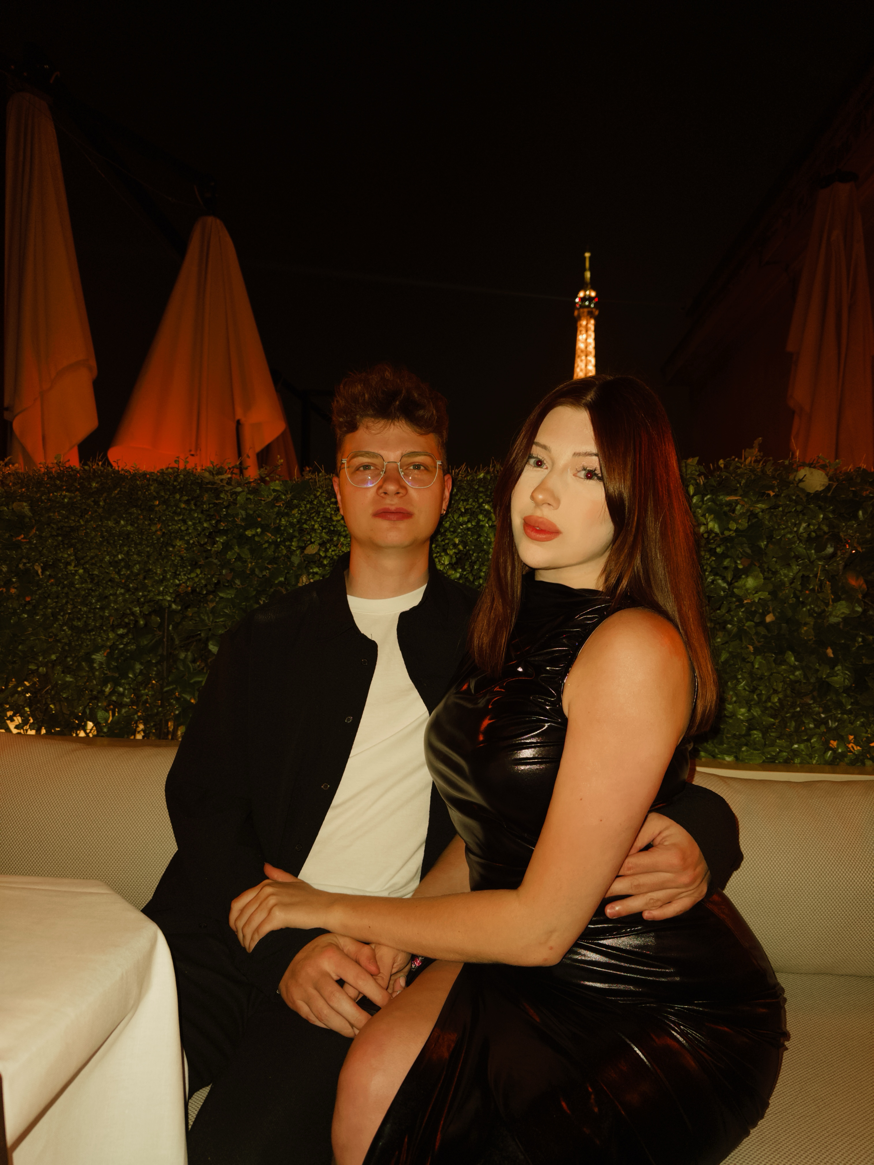 Молодожёны на вечернем мероприятии на фоне Эйфелевой башни